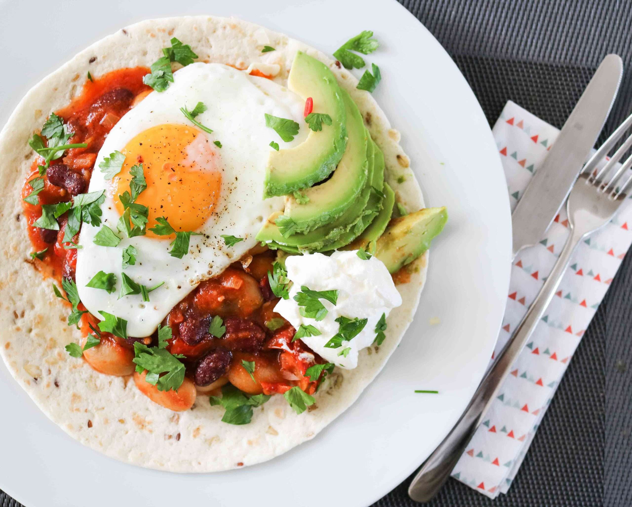 Tortillawrap met bonensalade, eitje en avocado.