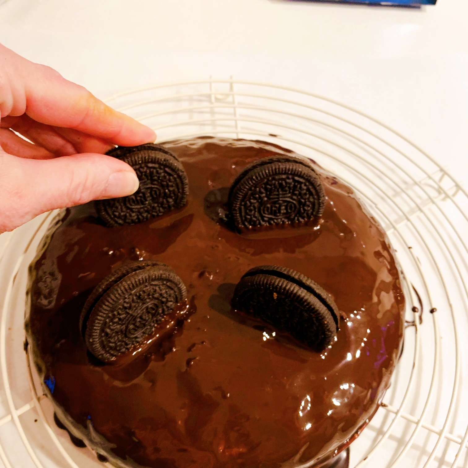 Oreotaart
Gebak
Chocoladecake
Oreo koekjes
Chocoladeglazuur
Botercrème
Taartdecoratie
Zoete lekkernij
Bakken
Taartbereiding
Eetbare decoratie