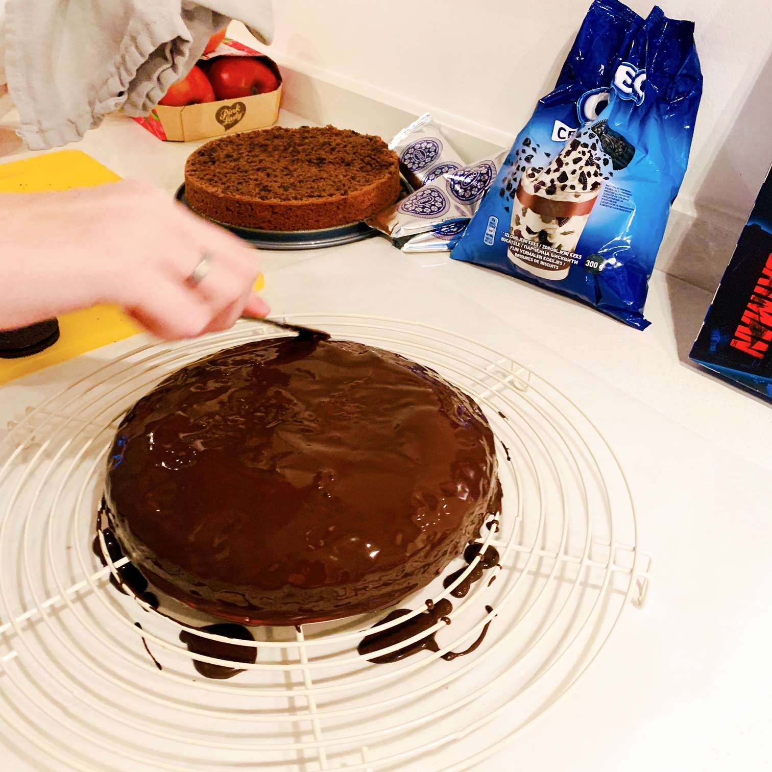 Oreotaart
Gebak
Chocoladecake
Oreo koekjes
Chocoladeglazuur
Botercrème
Taartdecoratie
Zoete lekkernij
Bakken
Taartbereiding
Eetbare decoratie