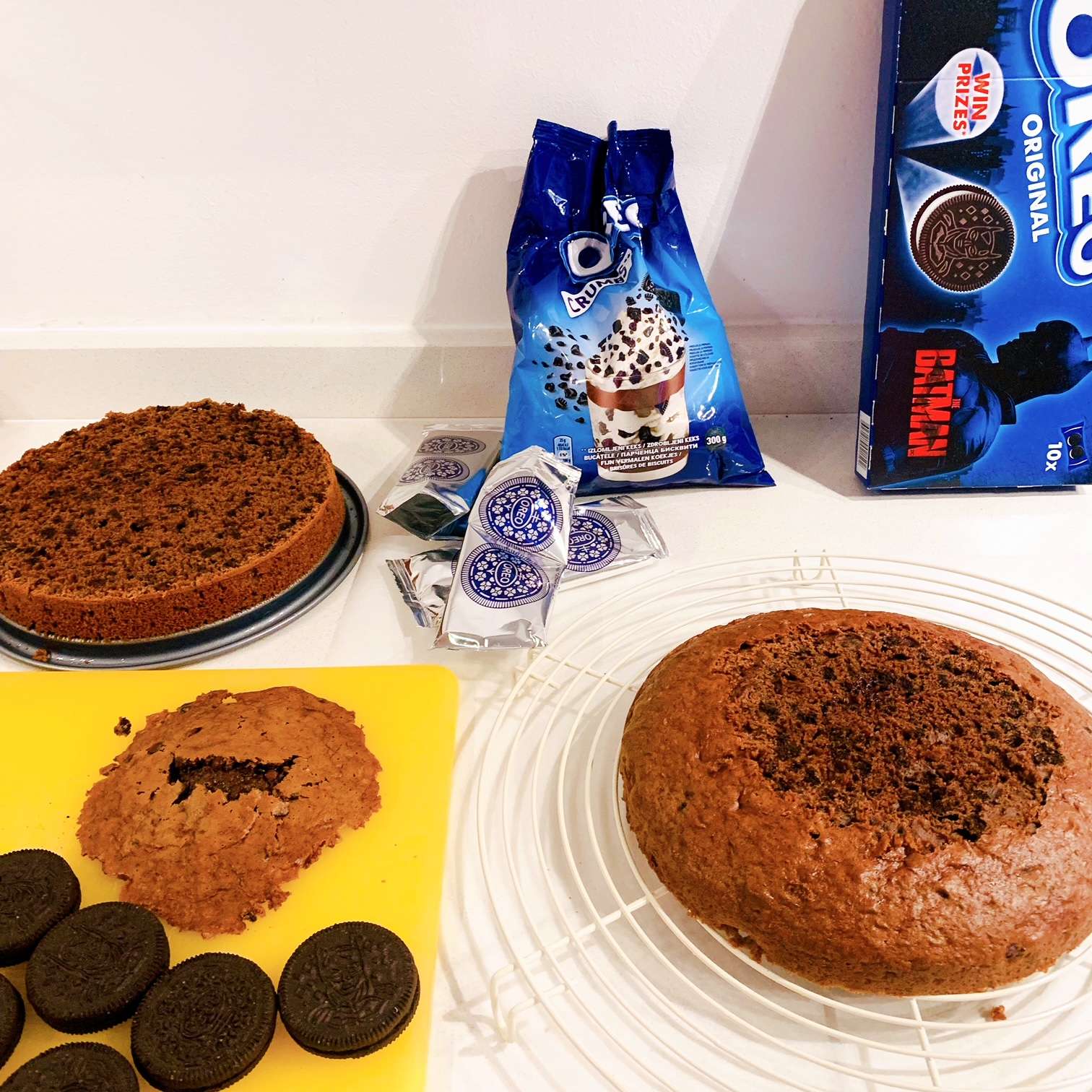 Oreotaart
Gebak
Chocoladecake
Oreo koekjes
Chocoladeglazuur
Botercrème
Taartdecoratie
Zoete lekkernij
Bakken
Taartbereiding
Eetbare decoratie