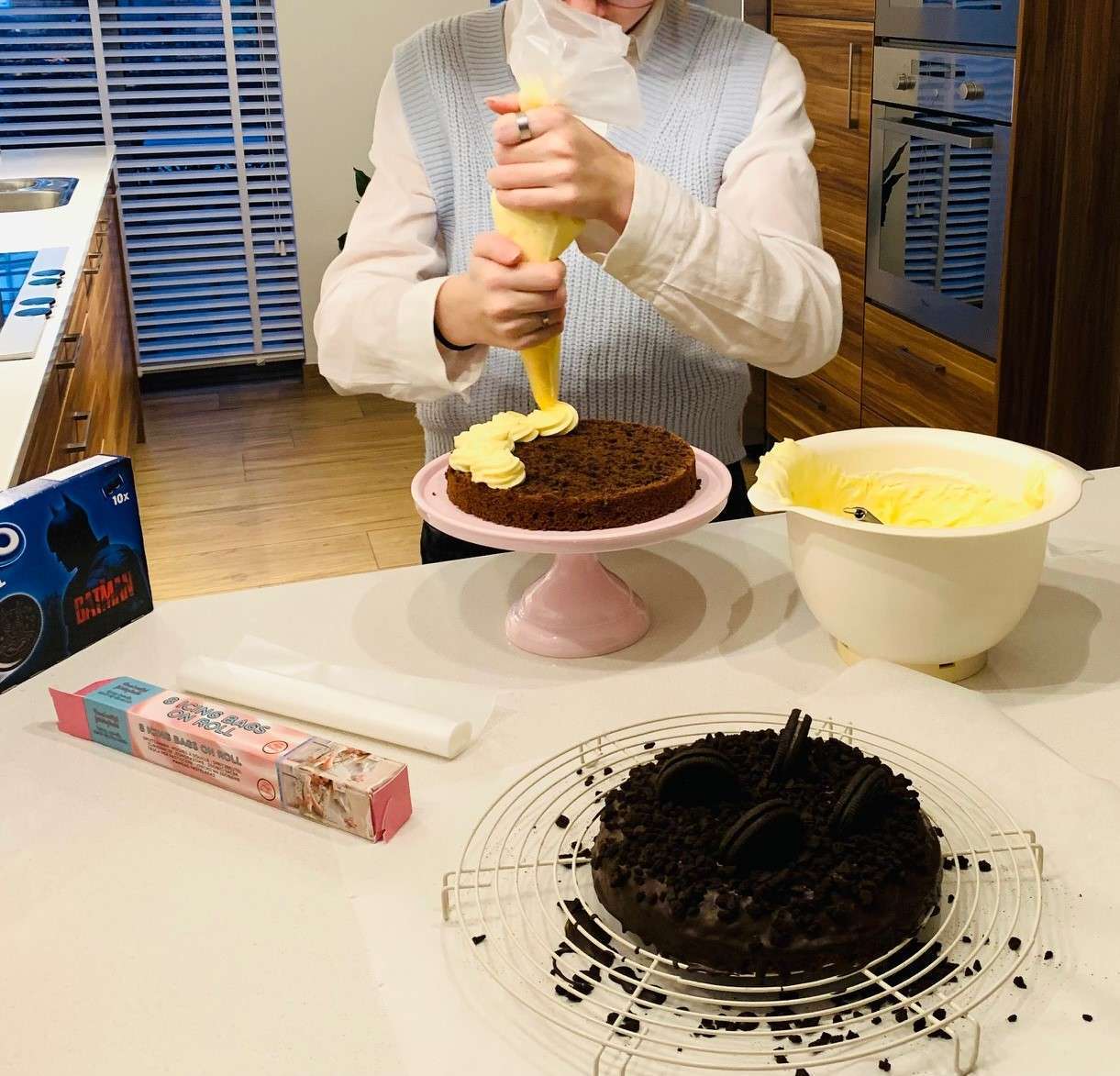 Oreotaart
Gebak
Chocoladecake
Oreo koekjes
Chocoladeglazuur
Botercrème
Taartdecoratie
Zoete lekkernij
Bakken
Taartbereiding
Eetbare decoratie